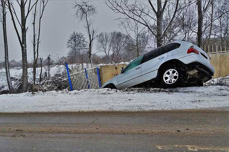 Car-on-the-edge-of-the-road-in-snow-sliding-off–into-the-ditch-in-Upper-Marlboro Car on the edge of the road in snow sliding off into the ditch in Upper Marlboro